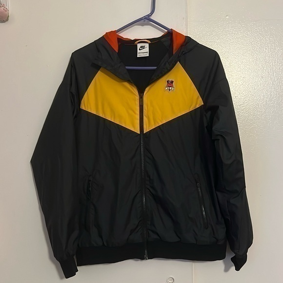 NWT nike sportswear windrunner jacket black/university gold/team orange XL